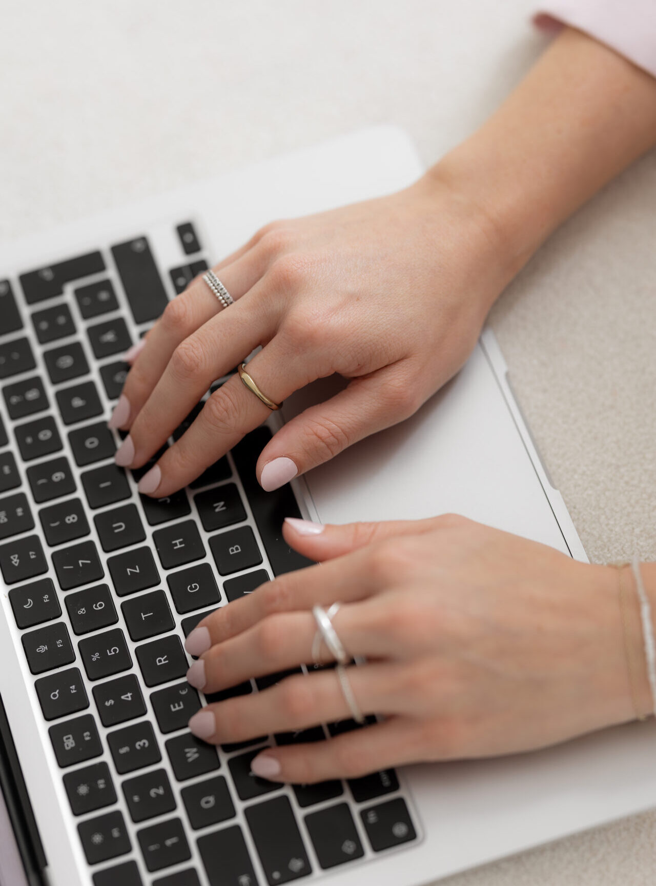 Detailshots_ästhetik_Laptop_silber_Schmuck