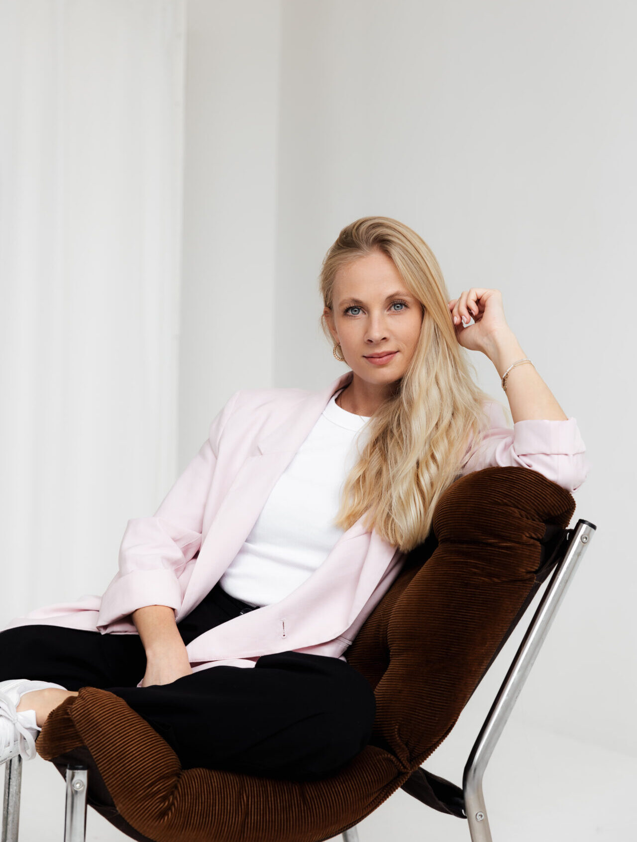 Hannah_Frick_LinkedIN_Expertin_Rosa_Blazer_Designerstuhl_Loftstudio