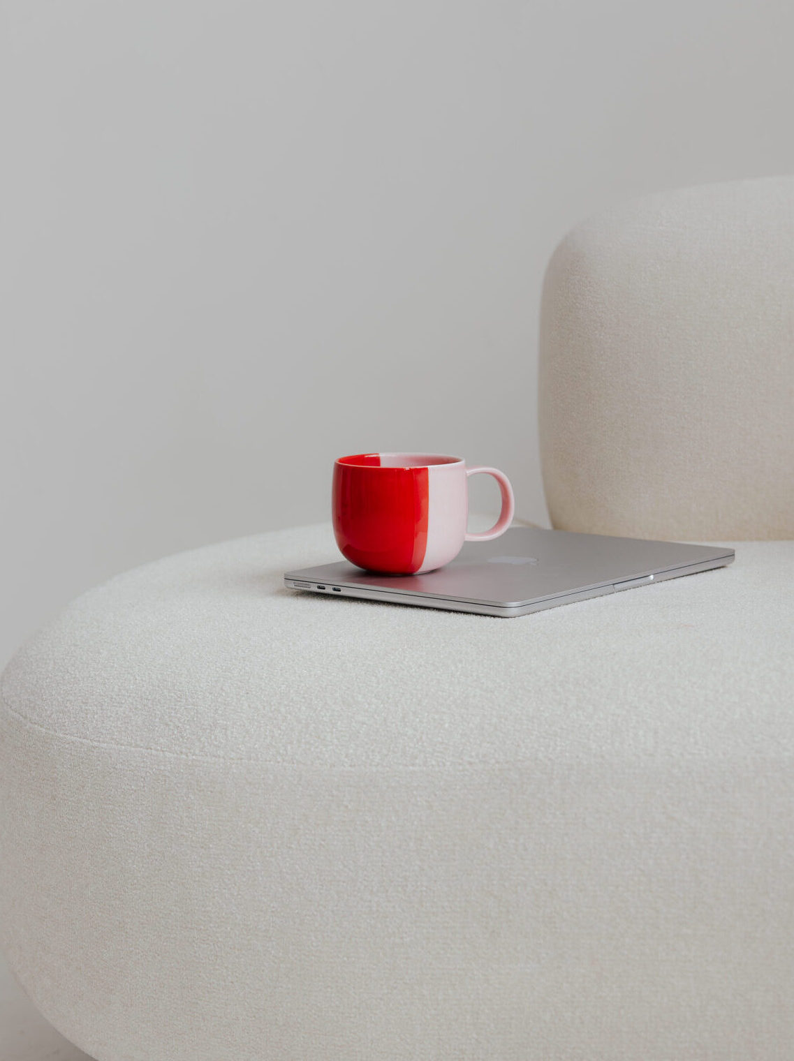 Hannah_Frick_LinkedIN_Expertin_Rosa-Blazer_Tasse_Detailshots_Loftstudio